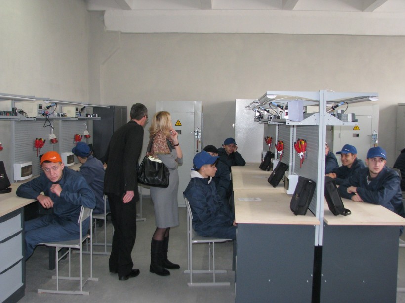 На Дніпропетровщині відкрили одразу 2 навчально-практичних центри для токарів та електромонтажників