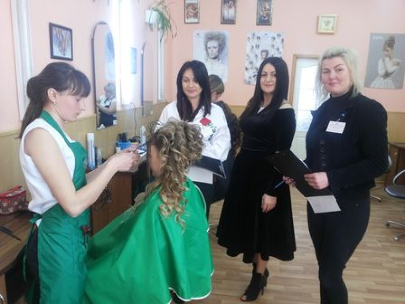 У Чернівцях нагородили переможців  II етапу Конкурсу з професії «Перукар»