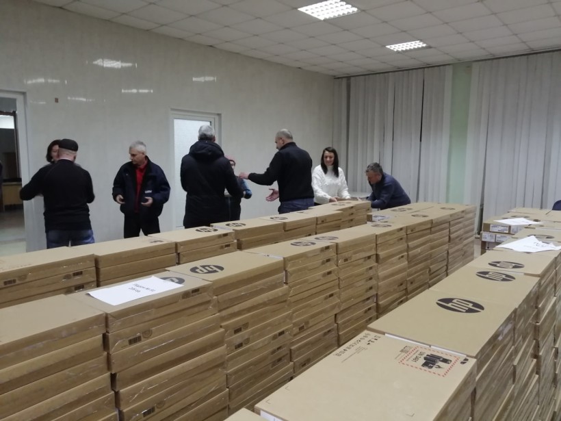 Цифрові пристрої для вчителів: 2857 ноутбуків отримали вчителі Дніпропетровщини та Донеччини