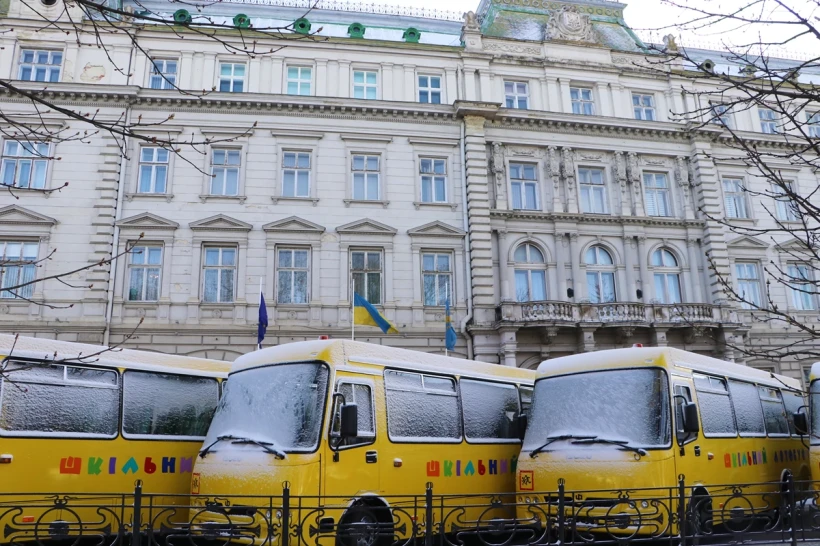 Сім громад Львівщини отримали шкільні автобуси