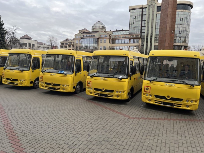 На Івано-Франківщині Сергій Шкарлет передав 12 шкільних автобусів для закладів освіти територіальних громад