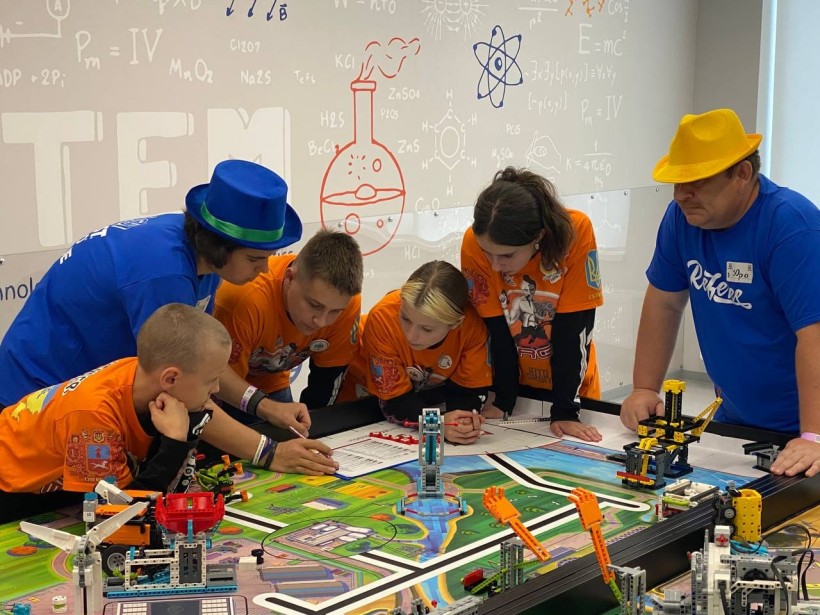 Юні робототехніки Черкас – серед переможців Всеукраїнського STEM-фестивалю «ROBOTICA+ROBOFEST 2023»