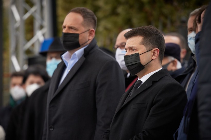 Президент України взяв участь у відкритті інсталяції до Міжнародного дня пам’яті жертв Голокосту біля будівлі МОН