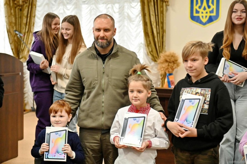 Цифрові пристрої для здобувачів освіти: майже 1400 планшетів отримали учні Харківщини