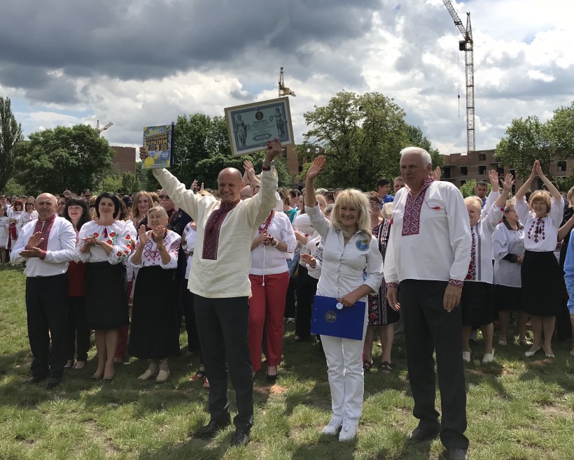 У Хмельницьку встановили рекорд з нагоди Дня вишиванки, в якому взяли участь близько 2 тис учасників