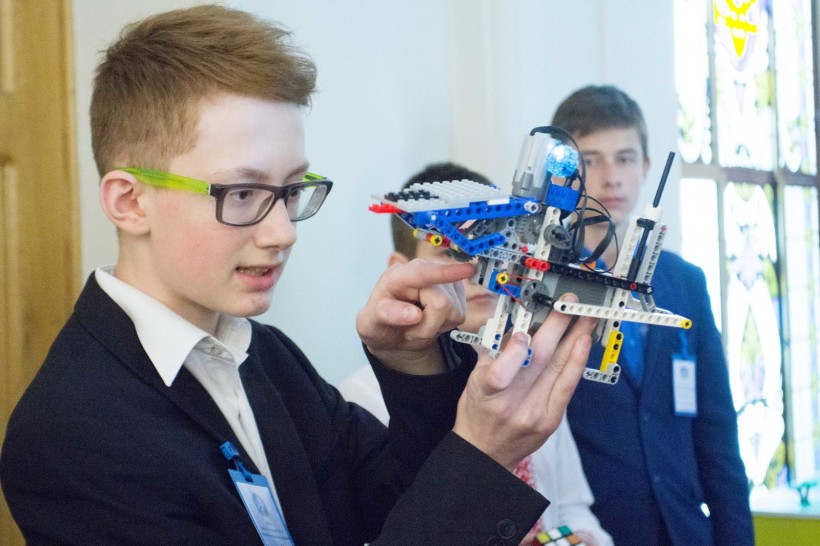 У МОН переможці архітектурного конкурсу Robotica 2017 показали розумних роботів та макет авто із сонячною батареєю