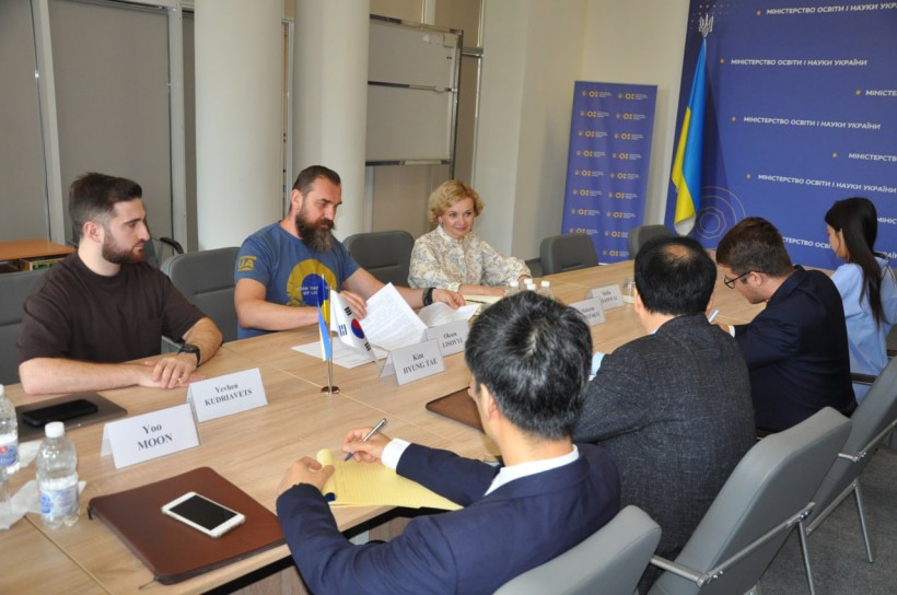 Зустріч міністра Оксена Лісового з Надзвичайним і Повноважним Послом Республіки Корея в Україні Кім Хьонг Те