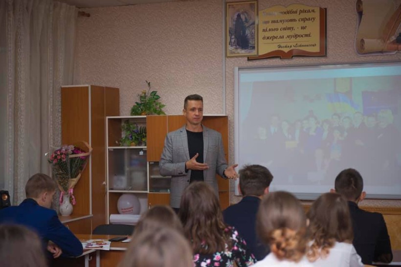 Уроки від спортсменів, музикантів, юристів та журналістів: у сумській школі провели низку воркшопів у межах акції “Урок від метра”