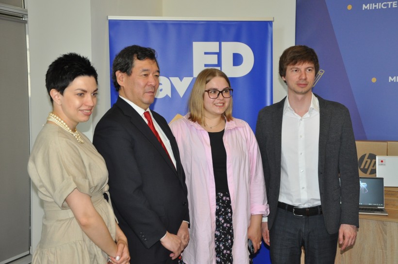 JICA передає ноутбуки цифровим освітнім центрам в Україні