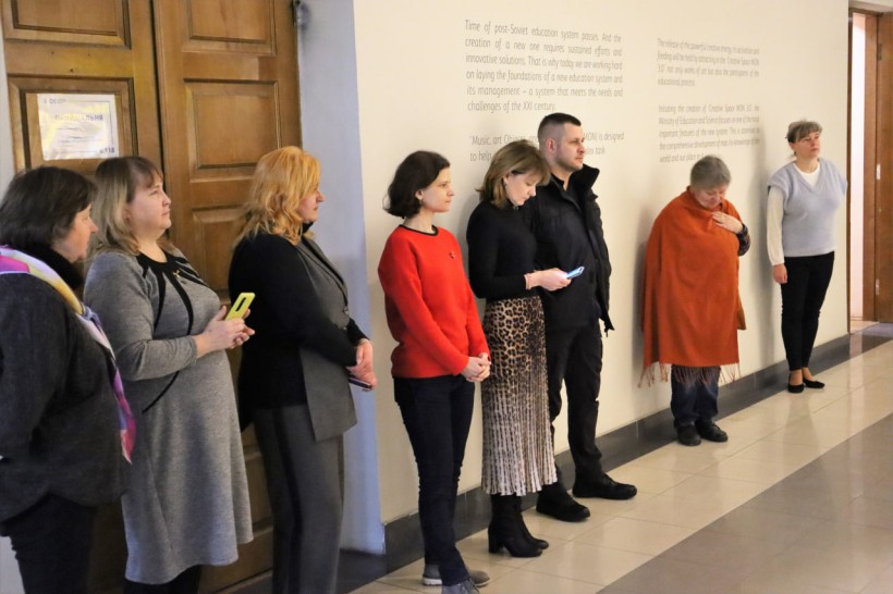 У приміщенні Міністерства освіти і науки відкрили виставку «Кольори нашої Перемоги»