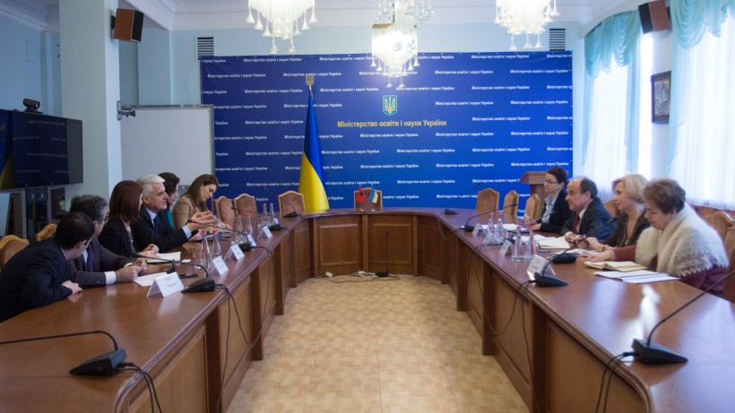 МОН підтримає відкриття кафедри албанської мови у ХНУ – робоча зустріч першого заступника Міністра Володимира Ковтунця з делегацією Республіки Албанія