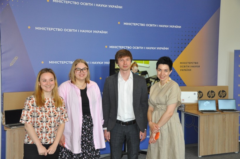 JICA передає ноутбуки цифровим освітнім центрам в Україні