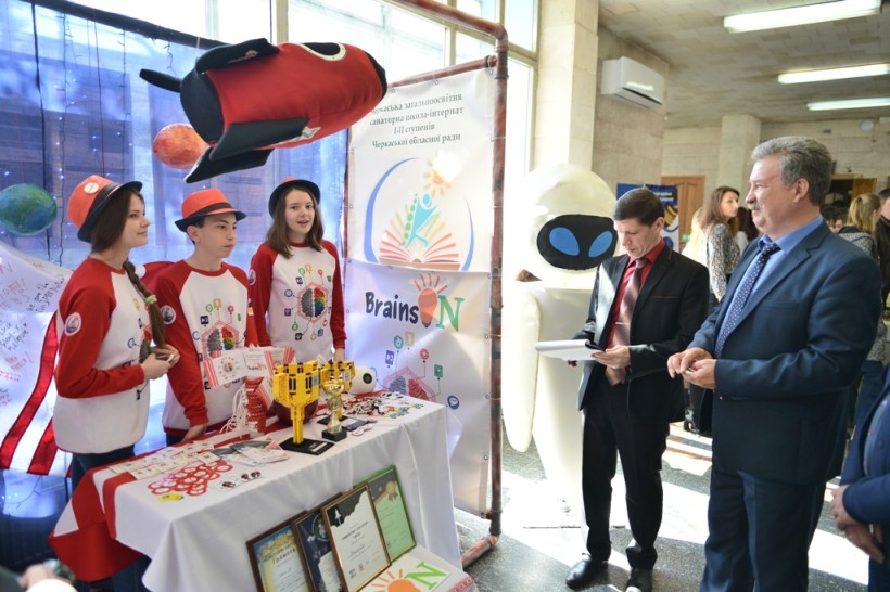 У ЧДТУ провели фестиваль з робототехніки, учасниками якого стали діти з понад 20 шкіл регіону
