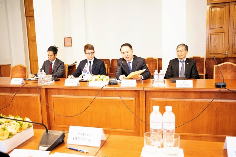 Digital devices for education: Korean partners donated 6,000 tablets to ensure continuity of education for Ukrainian children