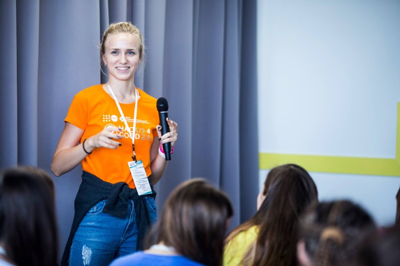 Команда студенток ХНЕУ перемогла у STEM-хакатоні, розробивши інтерактивний комікс для дівчат