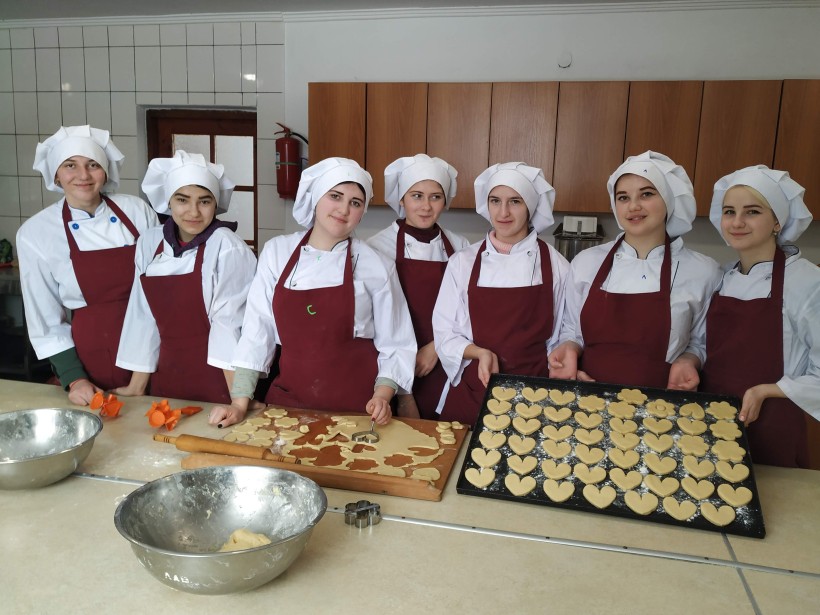 Учні та викладачі 14 закладів профосвіти Хмельниччини зібрали благодійну допомогу для бійців на Сході