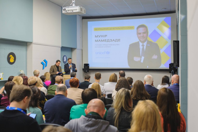 Учителі й учительки більше «інвестують» у розвиток соціально-емоційних навичок у 10-річних, ніж у 15-річних учнів і учениць