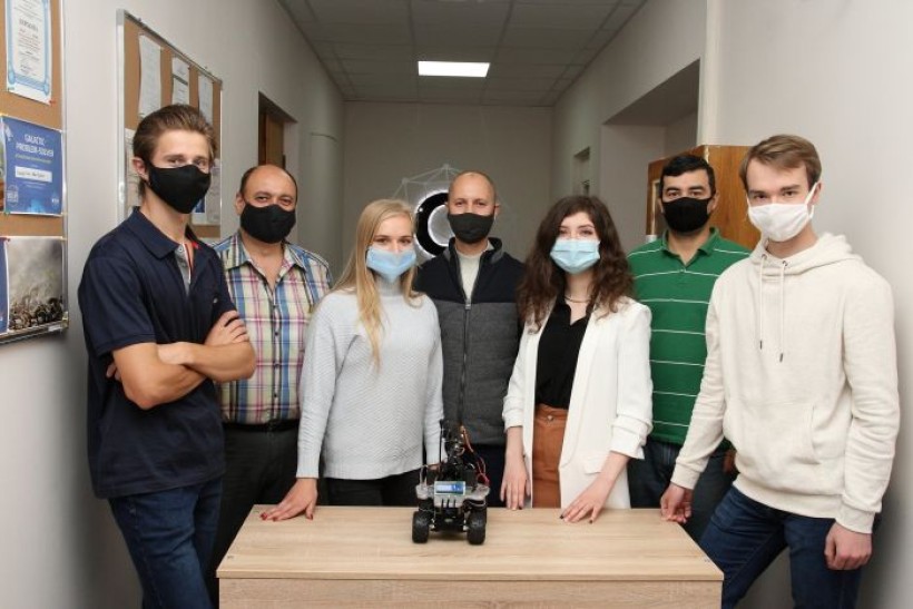 У ВНТУ розробили “пілотну версію” портативного робота для безконтактного вимірювання температури тіла людини