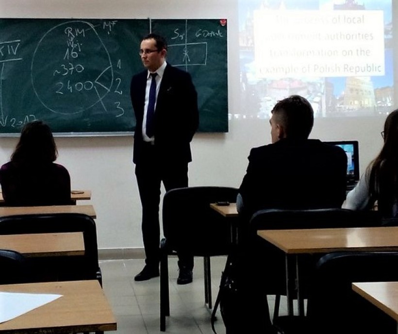 Викладач Військово-морської академії з міста Гдині розповів студентам ЧНУ про досвід польських реформ