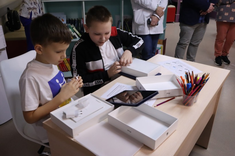 Цифрові пристрої для здобувачів освіти: майже 300 Apple IPad отримали учні Школи супергероїв