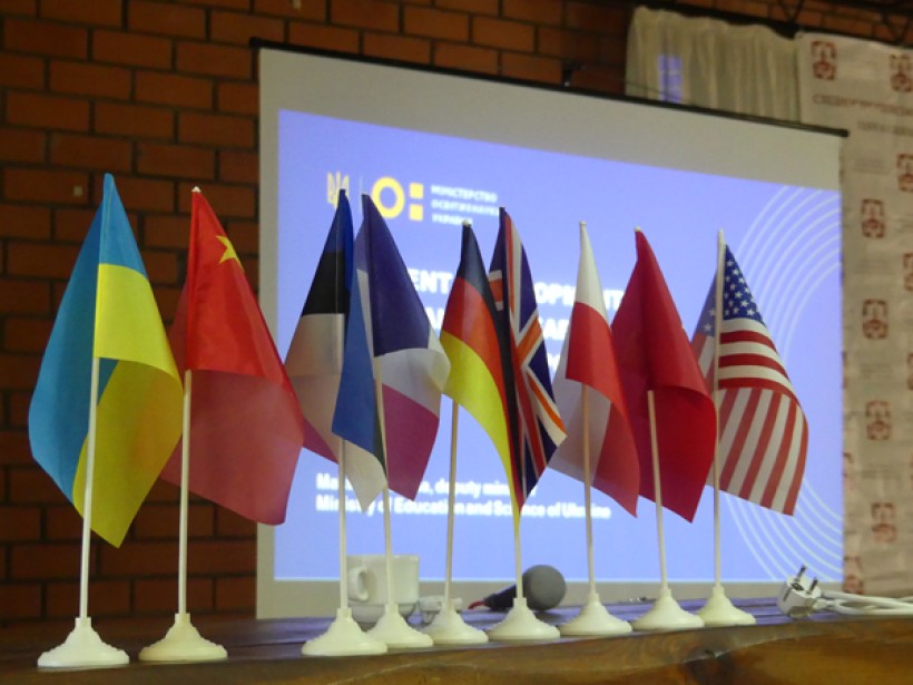 На Волині провели школу з фізики високих енергій, учасниками якої стали майже 40 студентів та молодих вчених