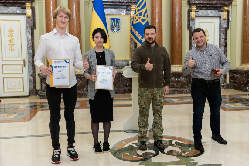 Про сумлінну роботу українських освітян сьогодні свідчать не лише здобутки їхніх учнів на олімпіадах, а й перемоги на фронті, – Володимир Зеленський