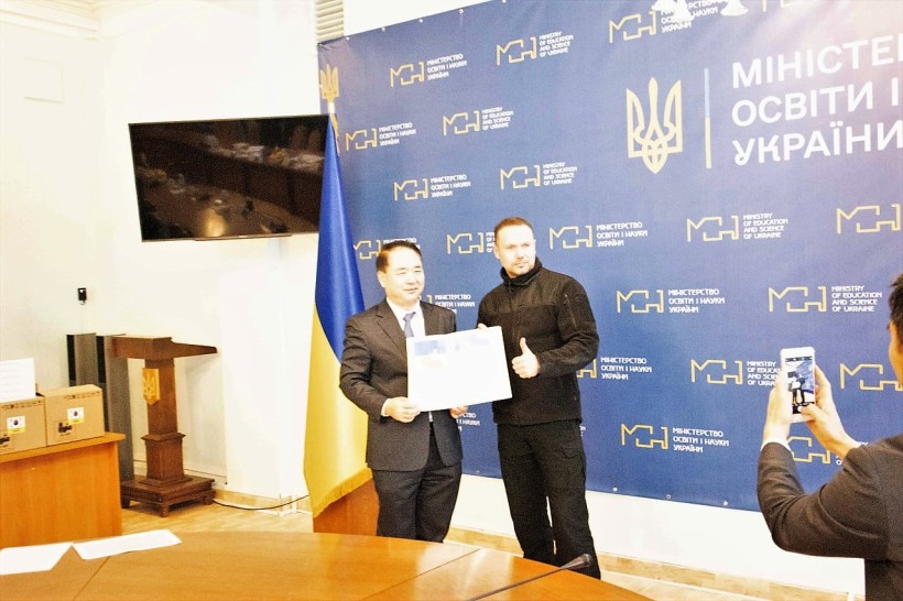 Корейські партнери подарували українським дітям 6 тис. планшетів для навчання