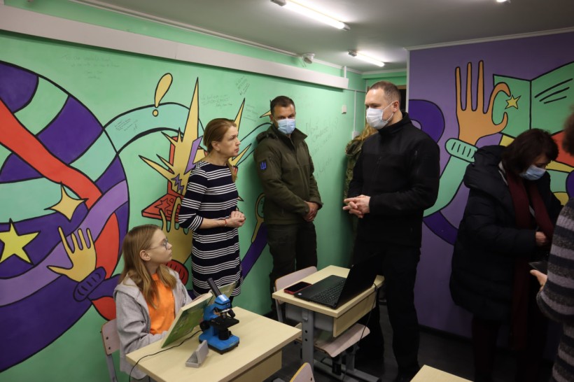 Цифрові пристрої для здобувачів освіти: майже 300 Apple IPad отримали учні Школи супергероїв